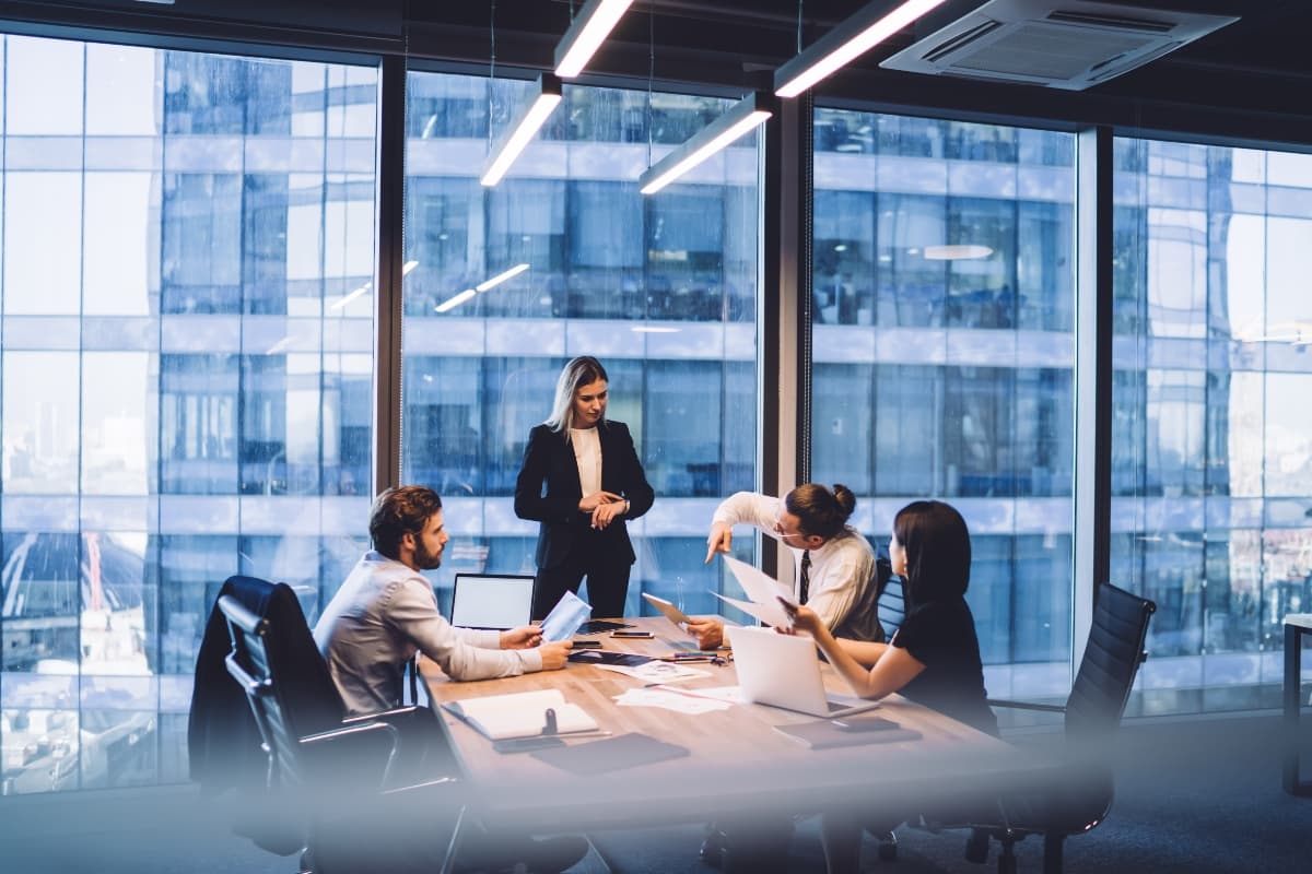 team-meeting-corporate